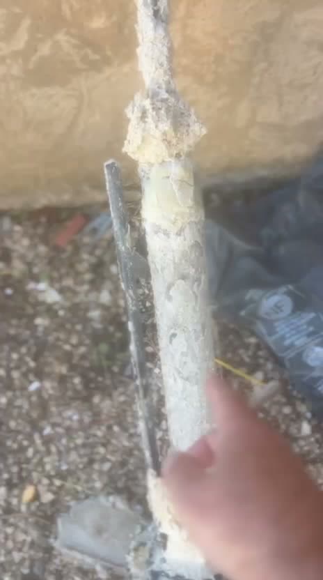 Anode magnésium usée, recouverte de dépôt calcaire