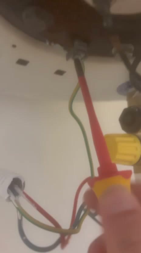 Contrôle électrique au bornier d'un chauffe-eau
